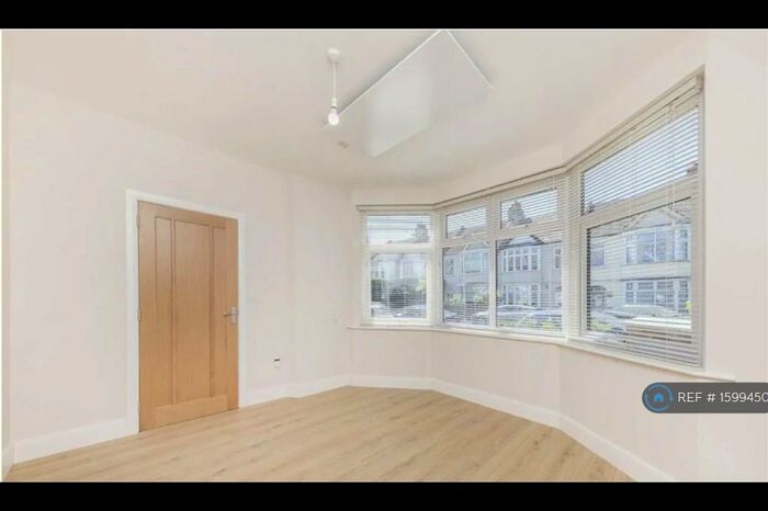 2 Bedroom Flat To Rent In Park Avenue, Mitcham, CR4