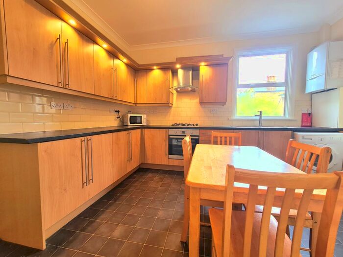 4 Bedroom Apartment To Rent In Brockley Road, Crofton Park, SE4