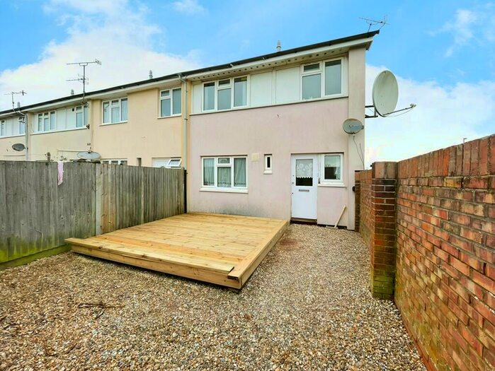 1 Bedroom Flat To Rent In White Acre, Littlehampton, BN17