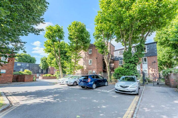 1 Bedroom Flat For Sale In Langdale Close, Oval, London, SE17
