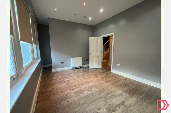 3 Bedroom Flat To Rent In A Lea Bridge Road, London, E10