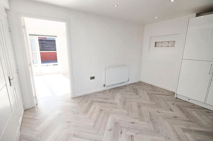 4 Bedroom Town House To Rent In Oakhurst Drive, Wardle, OL12
