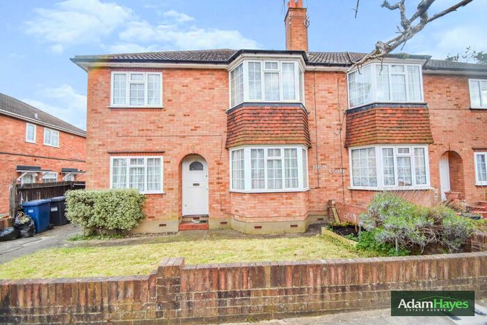 2 Bedroom Maisonette To Rent In Oakleigh Crescent, Whetstone, N20