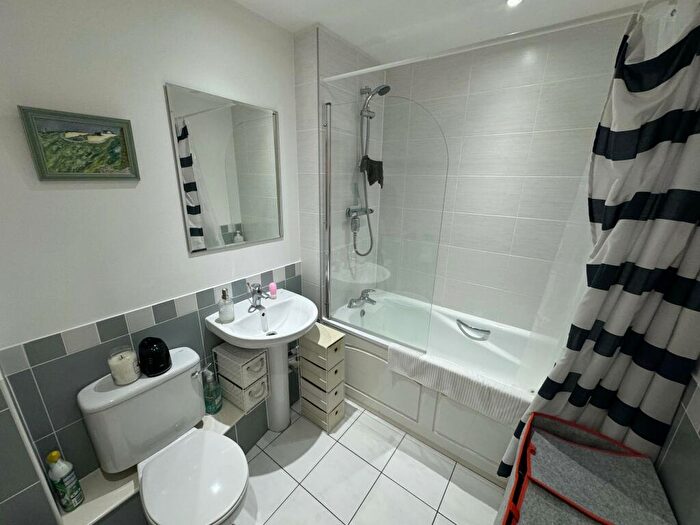 2 Bedroom Apartment To Rent In Deanery Road, BS1