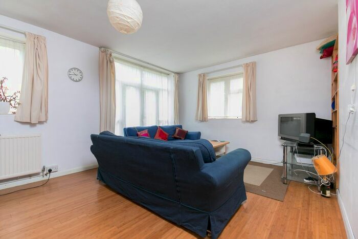 3 Bedroom Maisonette To Rent In Spencer Park, London, SW18