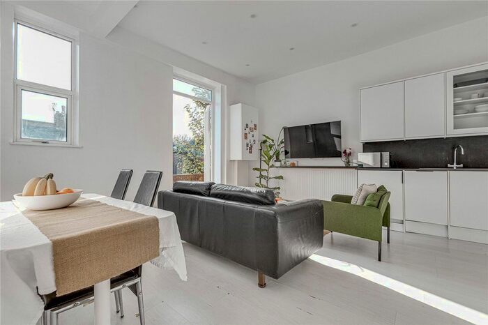 3 Bedroom Flat To Rent In Clapham Common South Side, Clapham Common, SW4