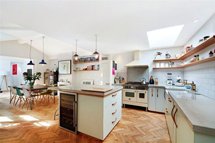 3 Bedroom Property To Rent In Kings Avenue, London, SW4