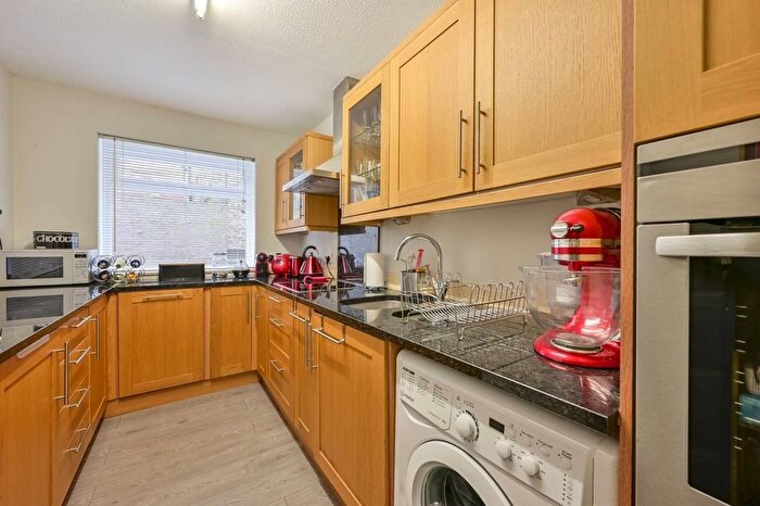 2 Bedroom Flat To Rent In Selbridge Court, Wimbledon, London, SW19