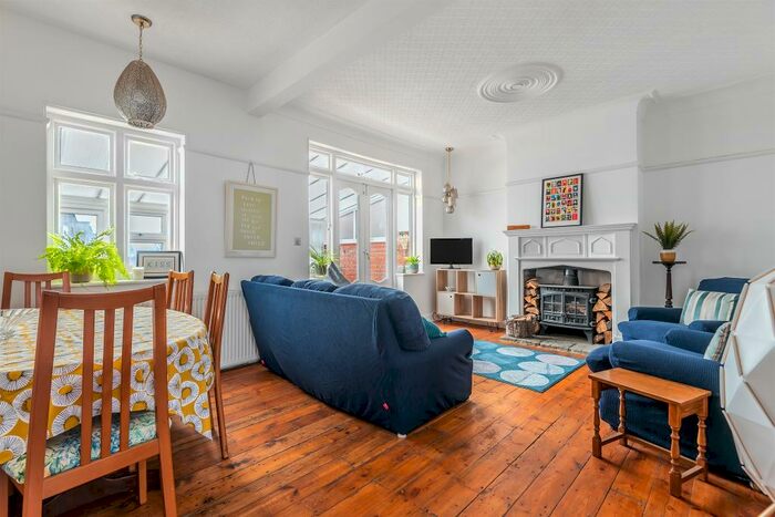 2 Bedroom Apartment To Rent In Glenville Avenue, Enfield, EN2