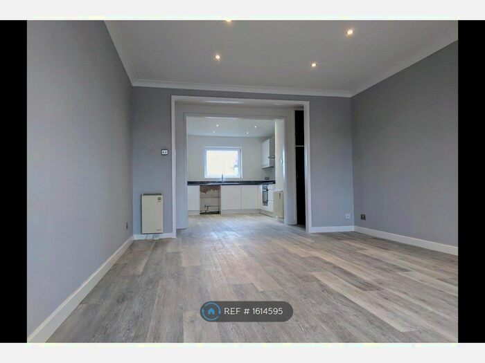 2 Bedroom Flat To Rent In Moortown, Leeds, LS17