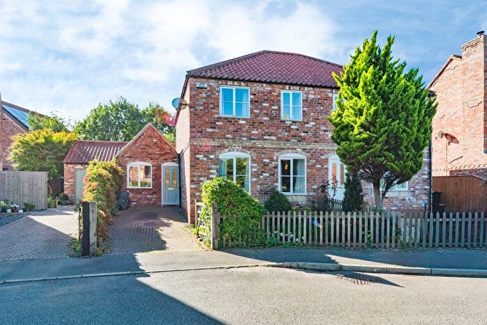 4 Bedroom Semi-detached House For Sale In Kings Hill, Caythorpe, Grantham, NG32