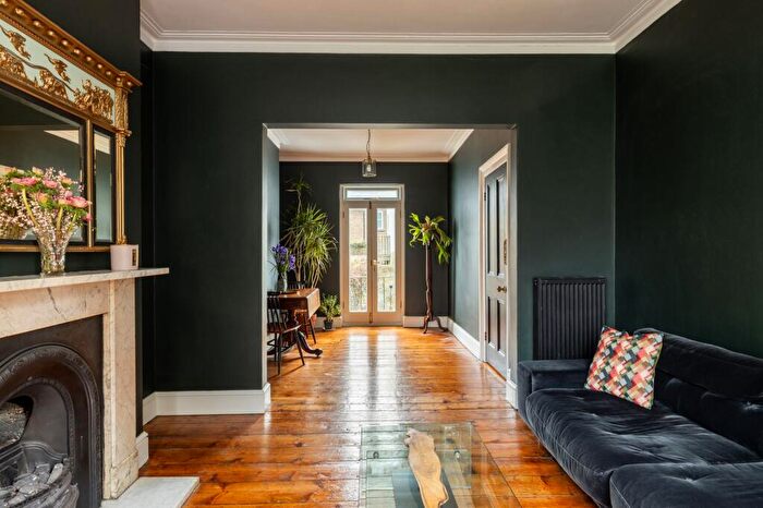 3 Bedroom Terraced House For Sale In Pelham Square, Brighton, BN1