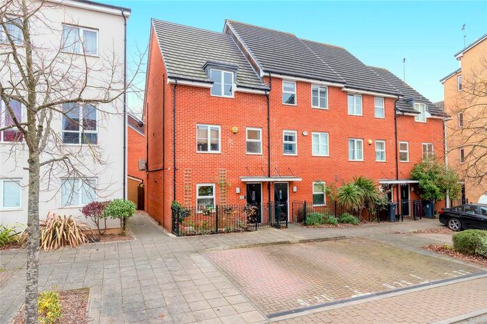 3 Bedroom End Of Terrace House To Rent In Gweal Avenue, Reading, Berkshire, RG2