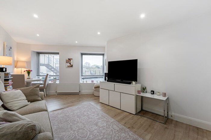1 Bedroom Flat For Sale In The Broadway, Stanmore, HA7