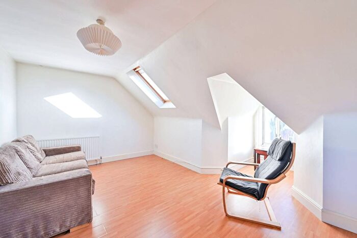 1 Bedroom Flat To Rent In Glengarry Road, East Dulwich, London, SE22