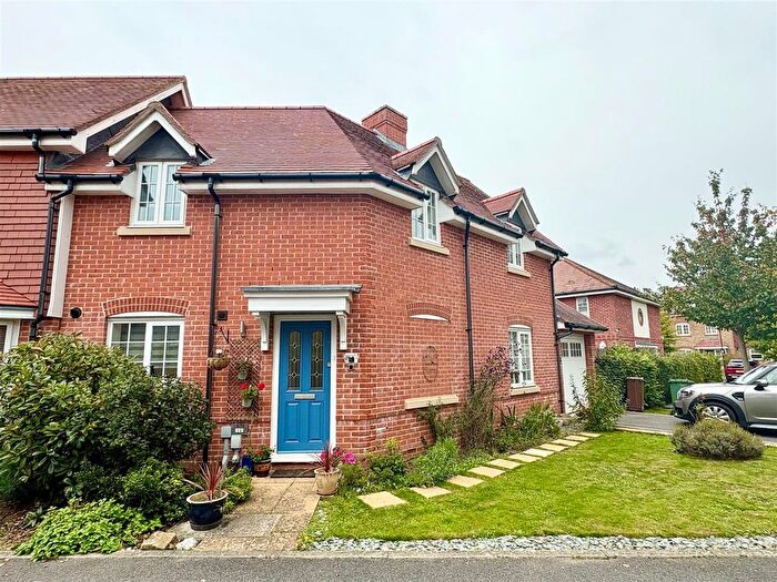 3 Bedroom Semi-detached House For Sale In Rickard Gardens, Hellingly, BN27
