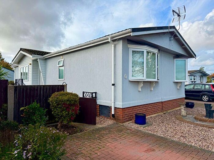 3 Bedroom Park Home For Sale In Kingsmead Park, Rushden, NN10