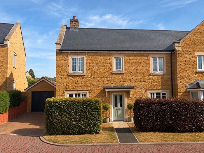 4 Bedroom Semi-Detached House For Sale In Howes Lane, Chipping Norton, OX7