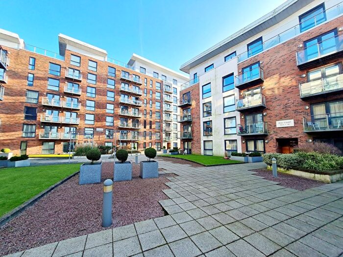 2 Bedroom Flat To Rent In Longfield Centre, Prestwich, M25