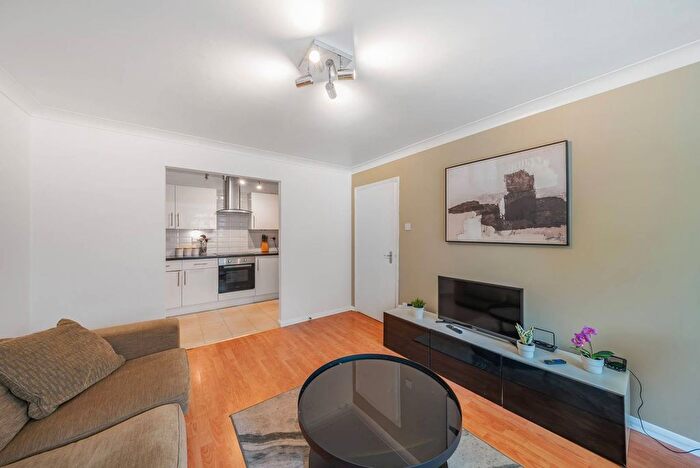 2 Bedroom Flat To Rent In Chaucer Drive, Bermondsey, London, SE1