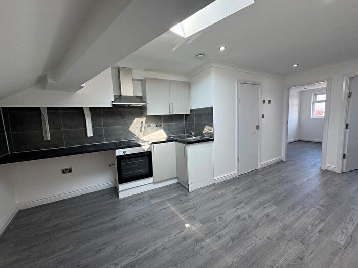 2 Bedroom Flat To Rent In Hall Lane, L7