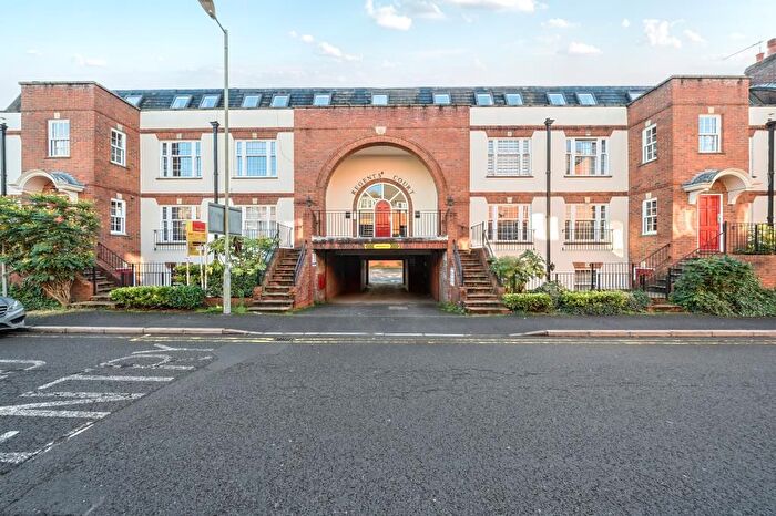 2 Bedroom Flat For Sale In Newbury, Berkshire, RG14