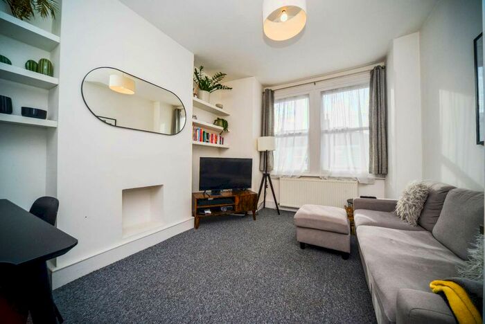 2 Bedroom Flat To Rent In Nutwell Street, Tooting, London, SW17