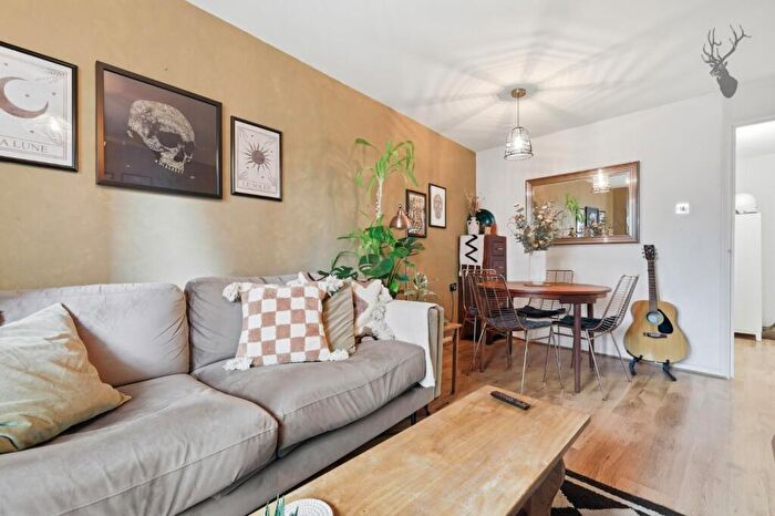 2 Bedroom Flat To Rent In Old Ford Road, Victoria Park, E2