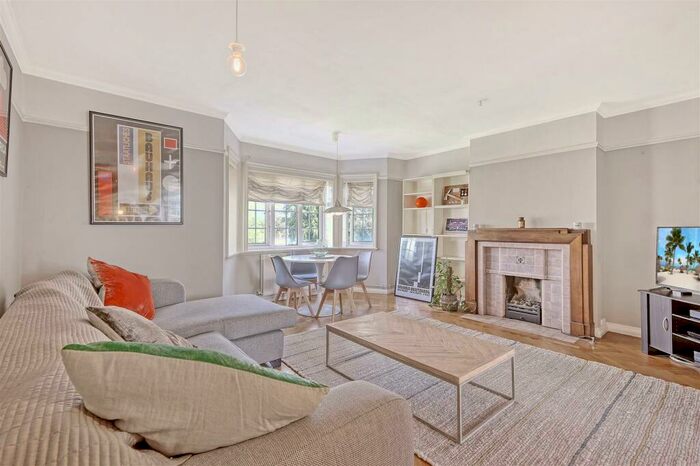 2 Bedroom Apartment To Rent In The Green, N21