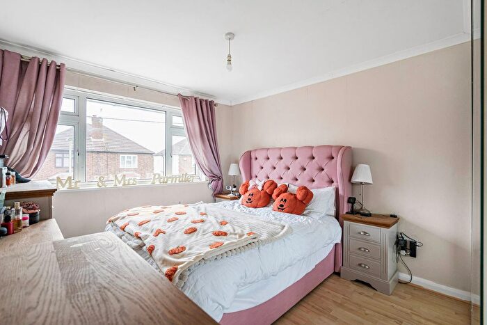 2 Bedroom Maisonette For Sale In Pear Tree Road, Ashford, Surrey, TW15