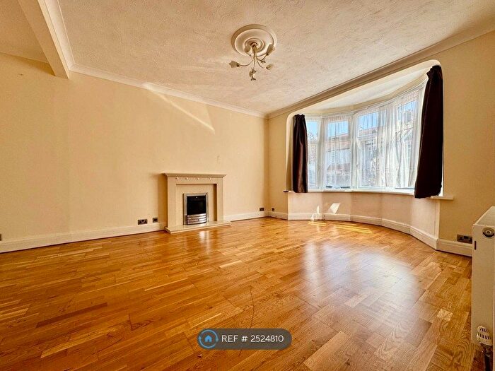 3 Bedroom Terraced House To Rent In Grangeway Gardens, London, IG4