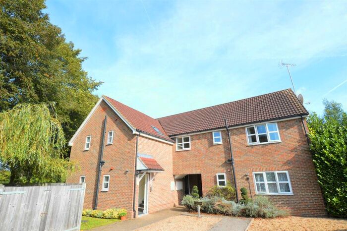 2 Bedroom Flat To Rent In Banfield Court, London Colney AL2