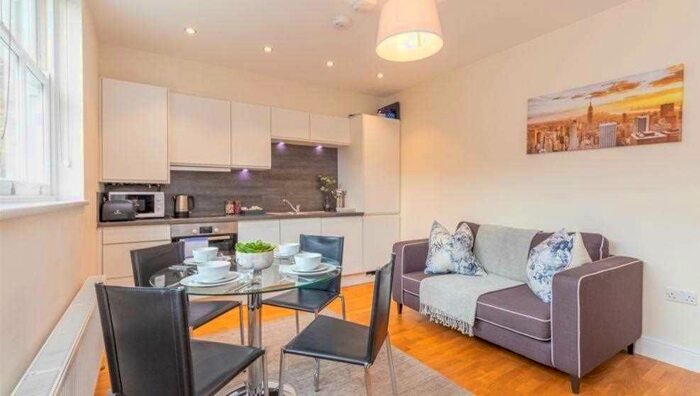 2 Bedroom Flat To Rent In Hamlet Gardens, London, W6