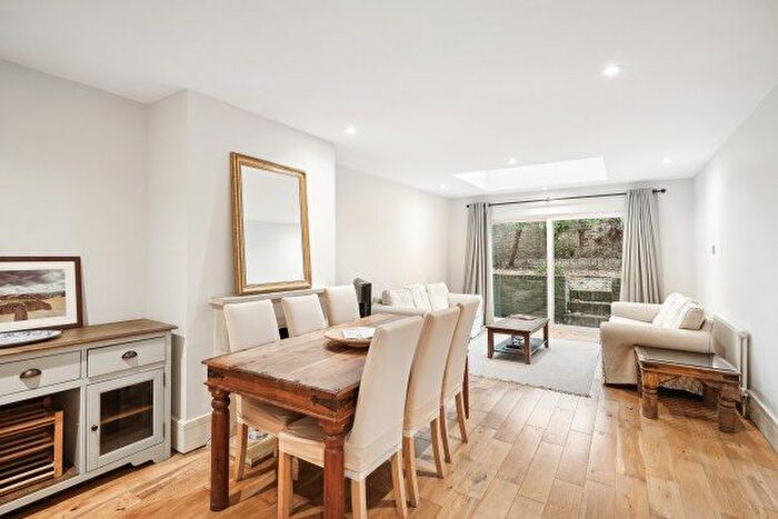 3 Bedroom Flat To Rent In Edith Grove, London, SW10