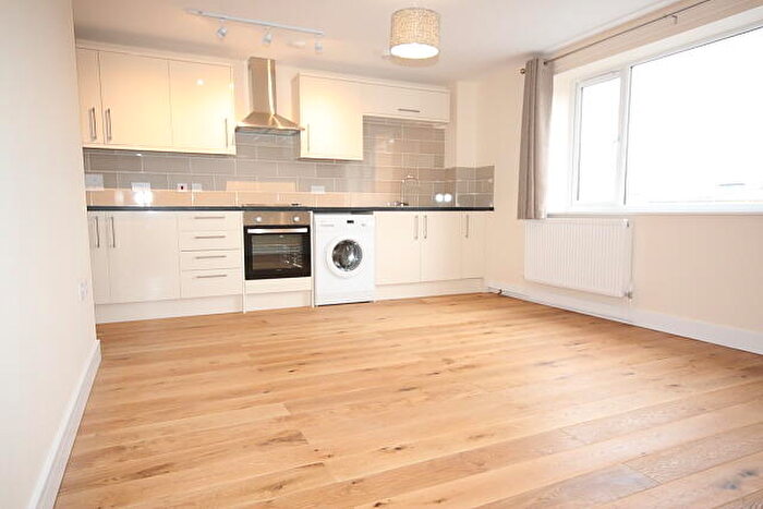 1 Bedroom Flat To Rent In Chertsey Road, Woking, GU21