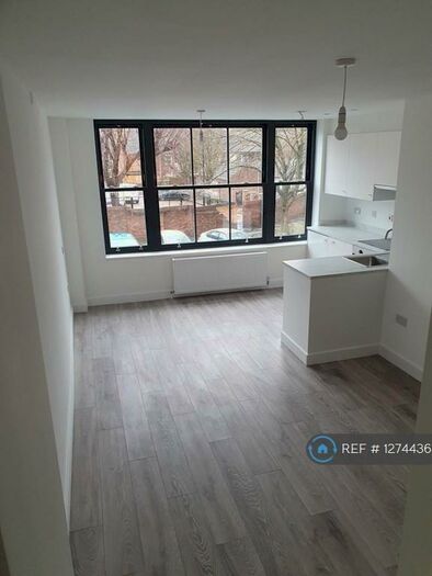 3 Bedroom Flat To Rent In Reginald Square, London, SE8