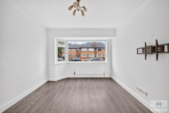 2 Bedroom Flat For Sale In Beresford Gardens, Enfield, EN1
