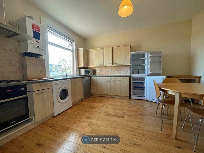3 Bedroom Maisonette To Rent In Park Road, London, N11