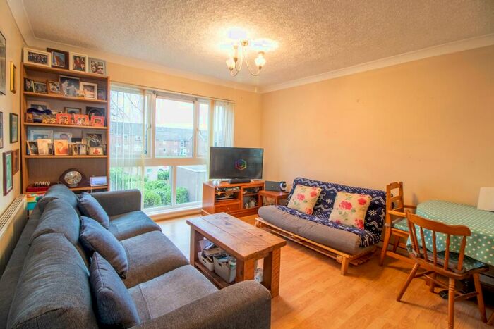 2 Bedroom Flat To Rent In Spa Lane, Sheffield, S13