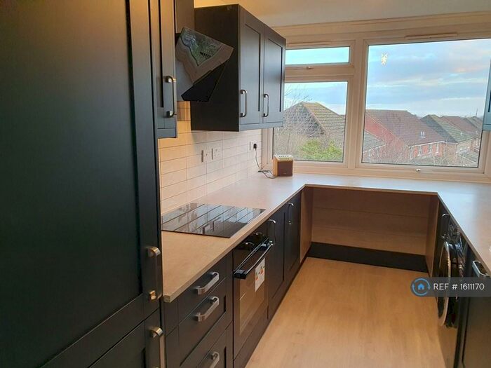 2 Bedroom Flat To Rent In Long Green, Chigwell, IG7