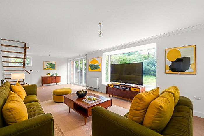 3 Bedroom End Of Terrace House For Sale In Oakfield Gardens, London, SE19