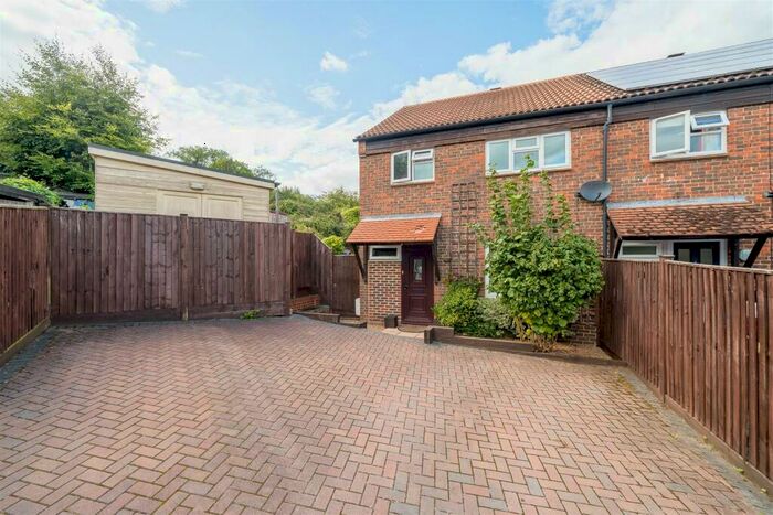 3 Bedroom End Of Terrace House For Sale In Williamson Close, Grayswood, GU27