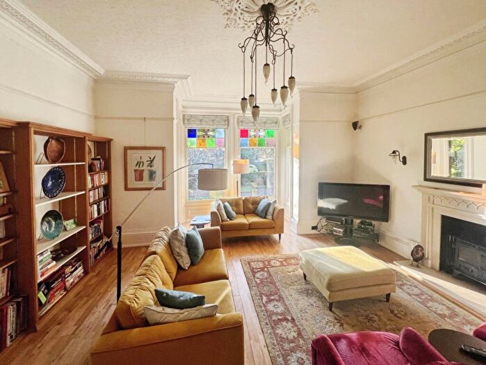 6 Bedroom Semi-Detached House For Sale In Newland Park, Hull, HU5