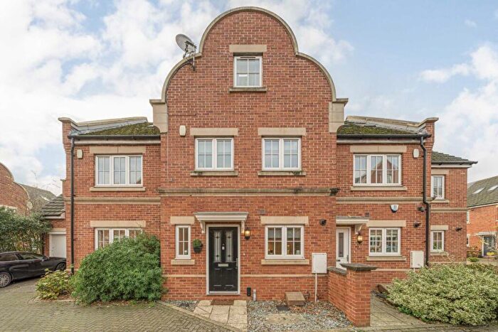 4 Bedroom House To Rent In Derisley Close, West Byfleet, KT14