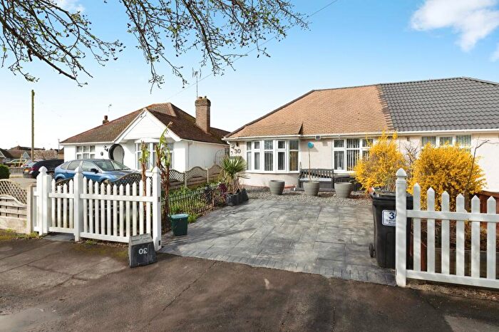 2 Bedroom Bungalow For Sale In Laburnum Avenue, Wickford, SS12