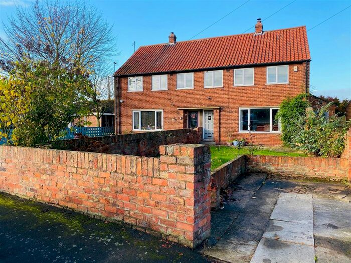 3 Bedroom Semi-Detached House For Sale In Castle Close, Cawood, Selby, YO8