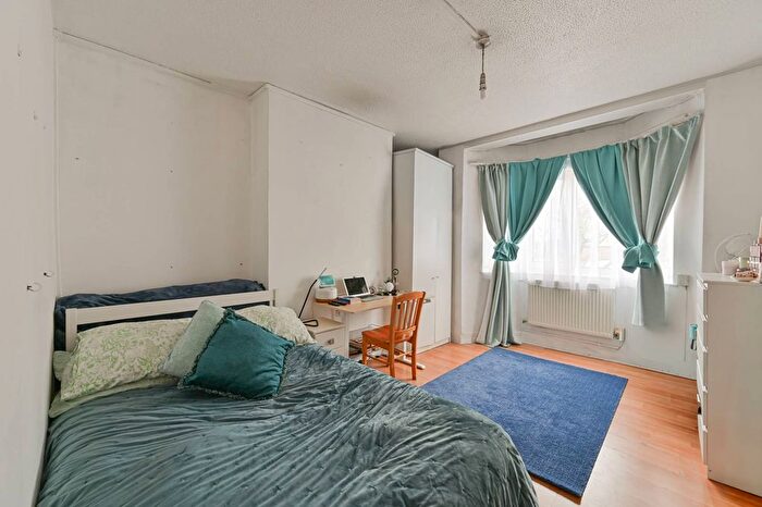 2 Bedroom Flat For Sale In Tooting Grove, Tooting, London, SW17