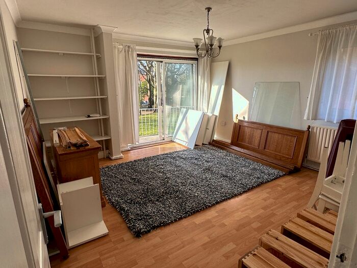 3 Bedroom Flat To Rent In Norley Vale, Roehampton, SW15