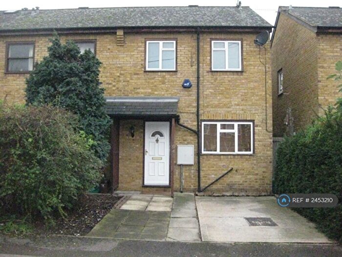 3 Bedroom End Of Terrace House To Rent In Woodseer Street, London, E1