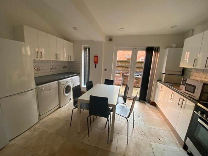 6 Bedroom House To Rent In Church Grove, Nottingham, NG7